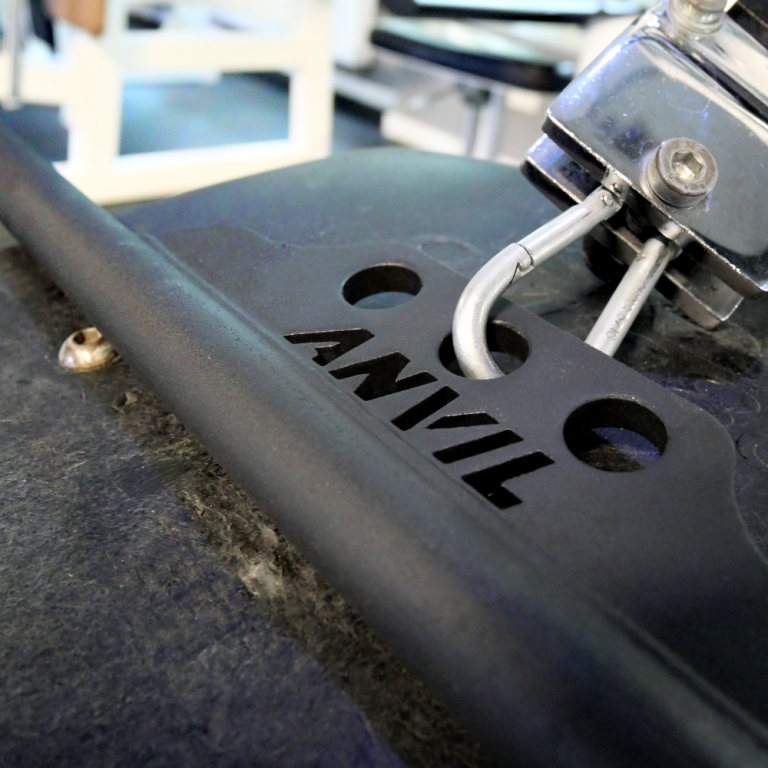 Schwarze Anvil-Schriftzug auf einer metallischen Oberfläche in Nahaufnahme.
