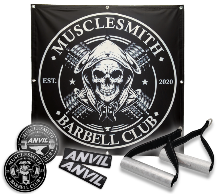 Schwarzes Banner mit Totenkopf und Gewichten, Logo des Musclesmith Barbell Clubs.